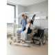 Respirox RTL-01 hasta transfer lifti, yatağa bağımlı bir hastayı güvenli bir şekilde tekerlekli sandalyeye aktarırken.